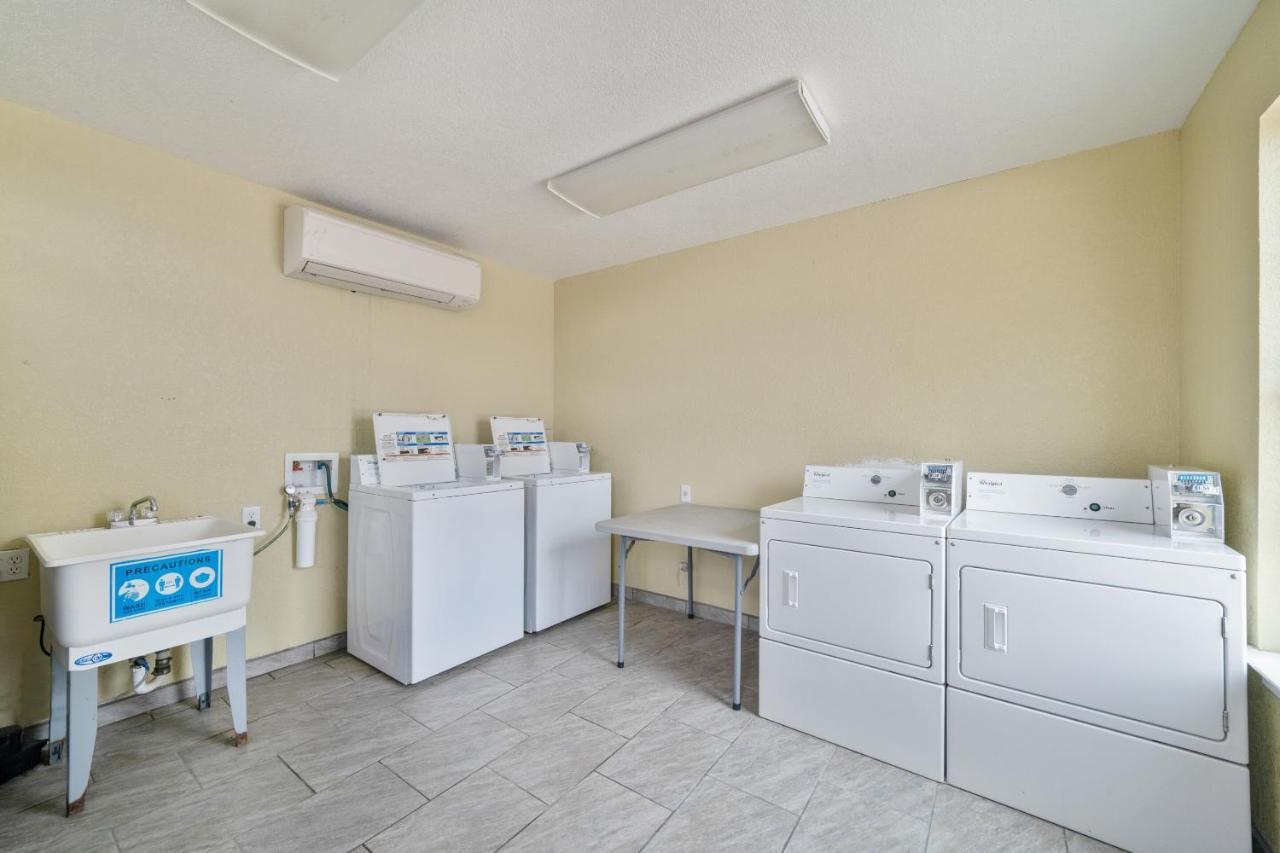 Oyo Hotel Kenedy Downtown - Us 181 Екстериор снимка