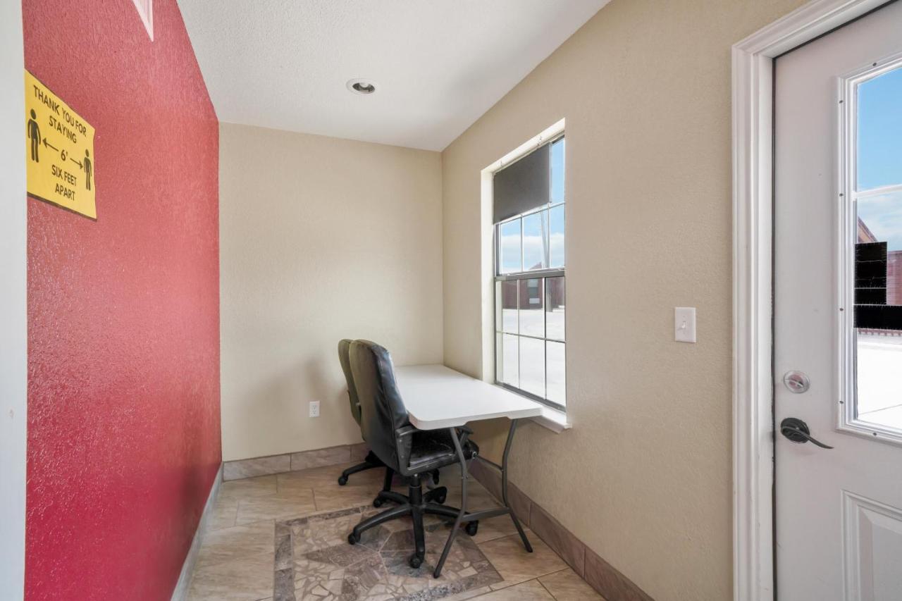 Oyo Hotel Kenedy Downtown - Us 181 Екстериор снимка