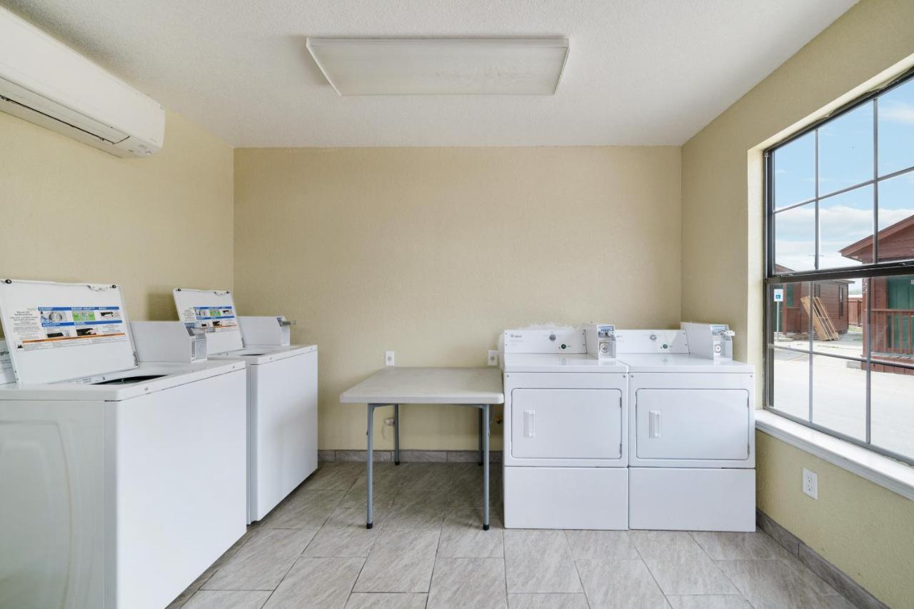 Oyo Hotel Kenedy Downtown - Us 181 Екстериор снимка