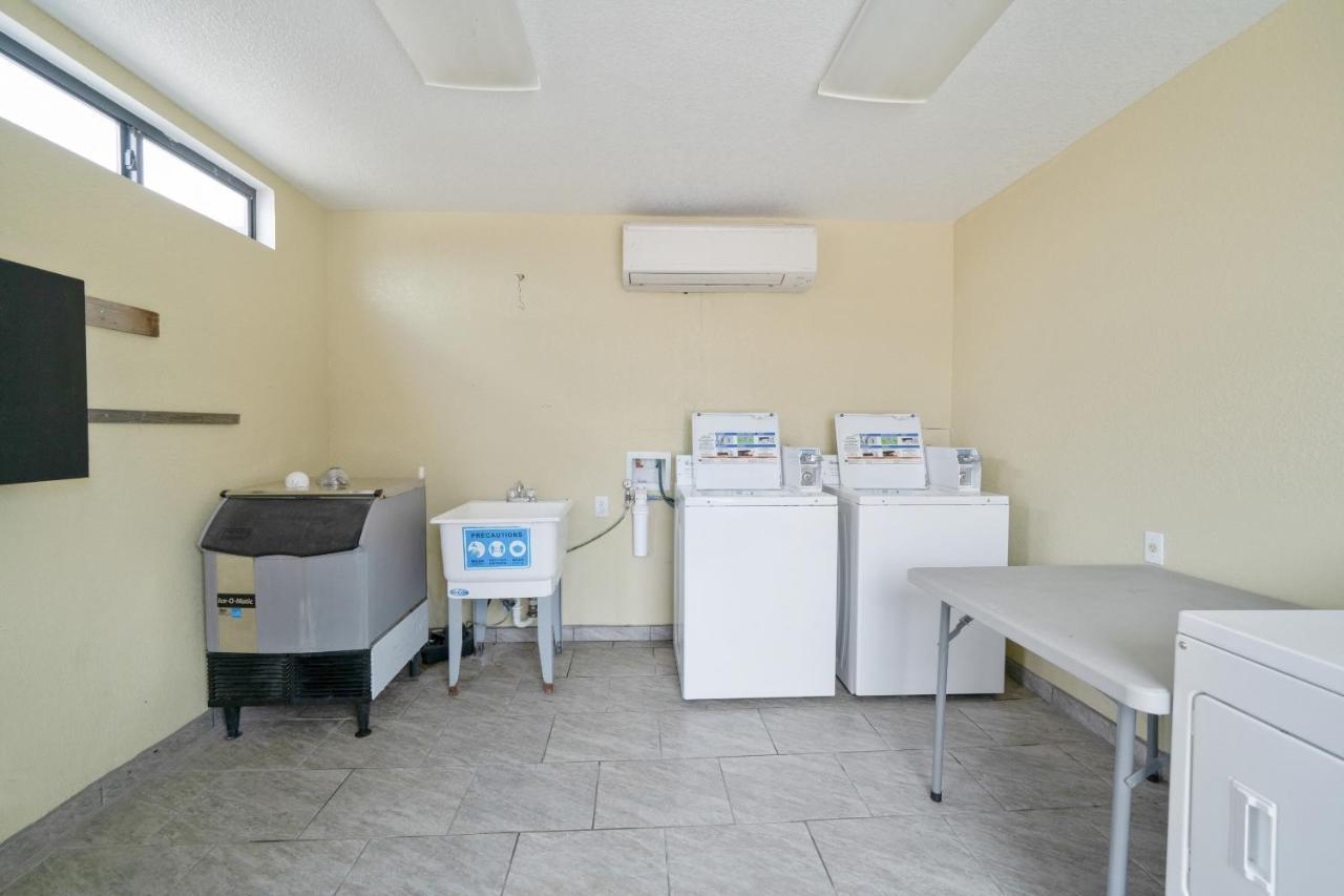 Oyo Hotel Kenedy Downtown - Us 181 Екстериор снимка
